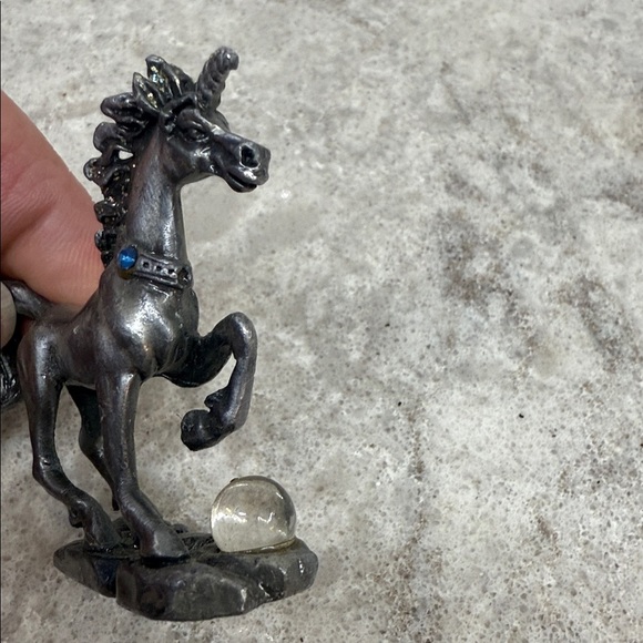 Pewter Unicorn with chrystal ball Figurine 2”x2” - Picture 5 of 7